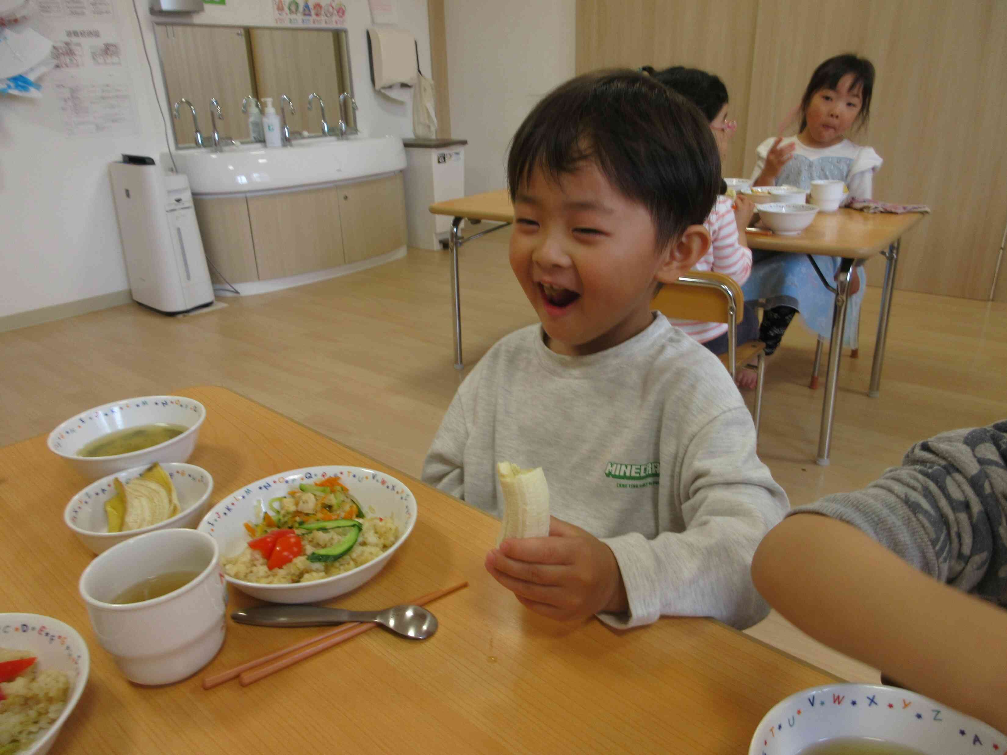 好きなものから食べる子も。