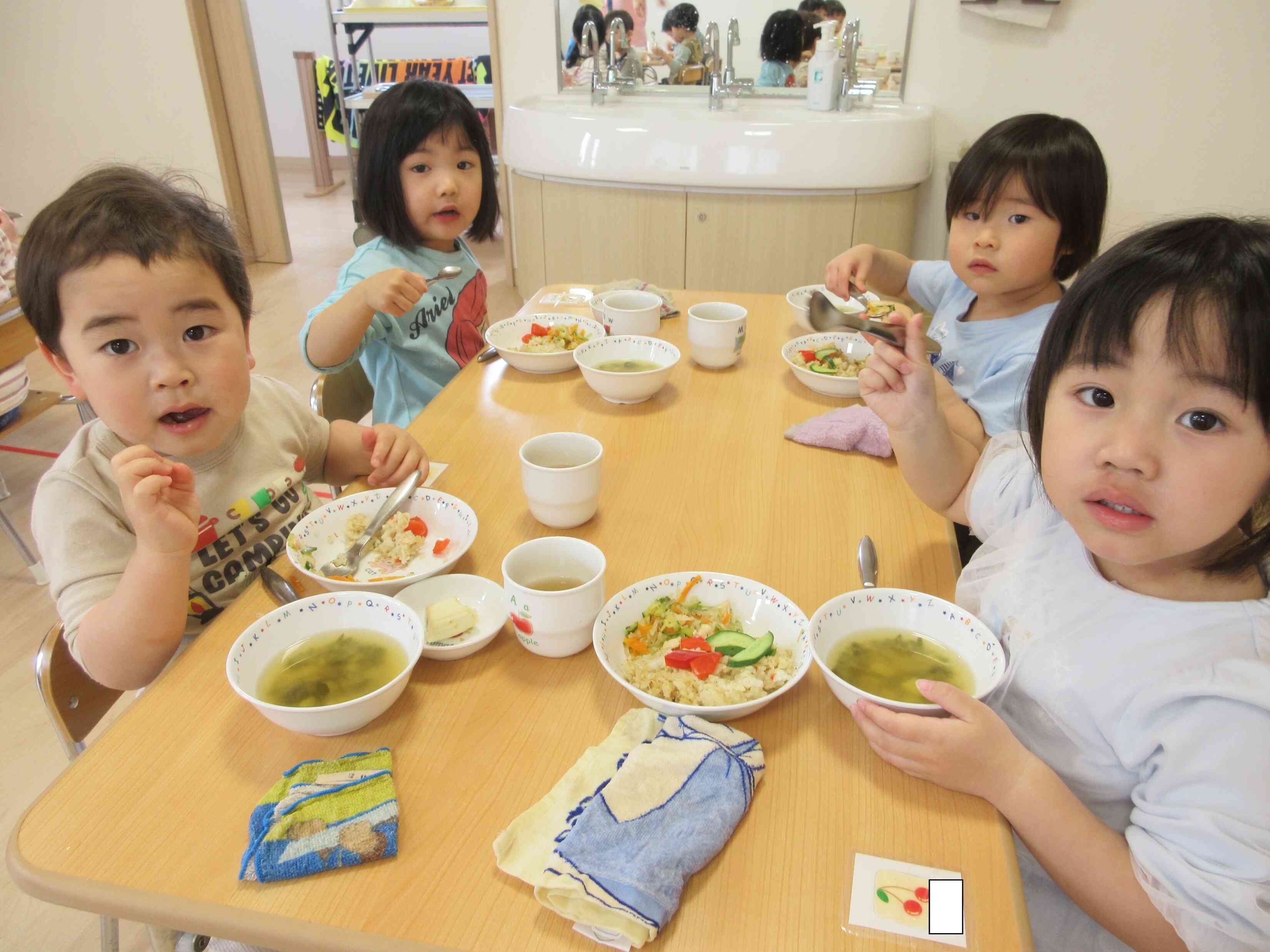 クラスも変わり、「苦手な野菜も食べるから見ててね～」と頑張る姿が見られます。