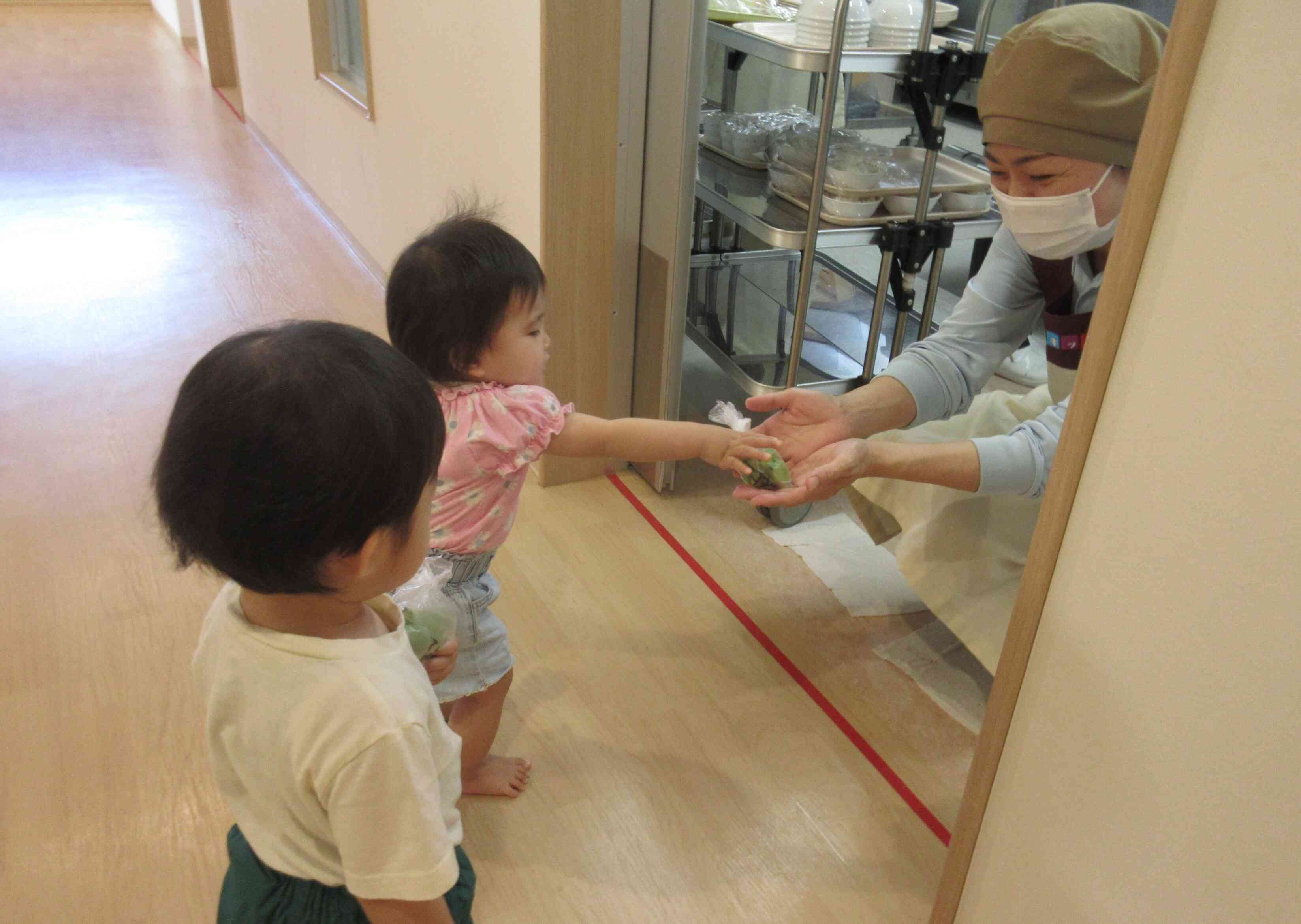 剥き終わったそら豆は給食室に