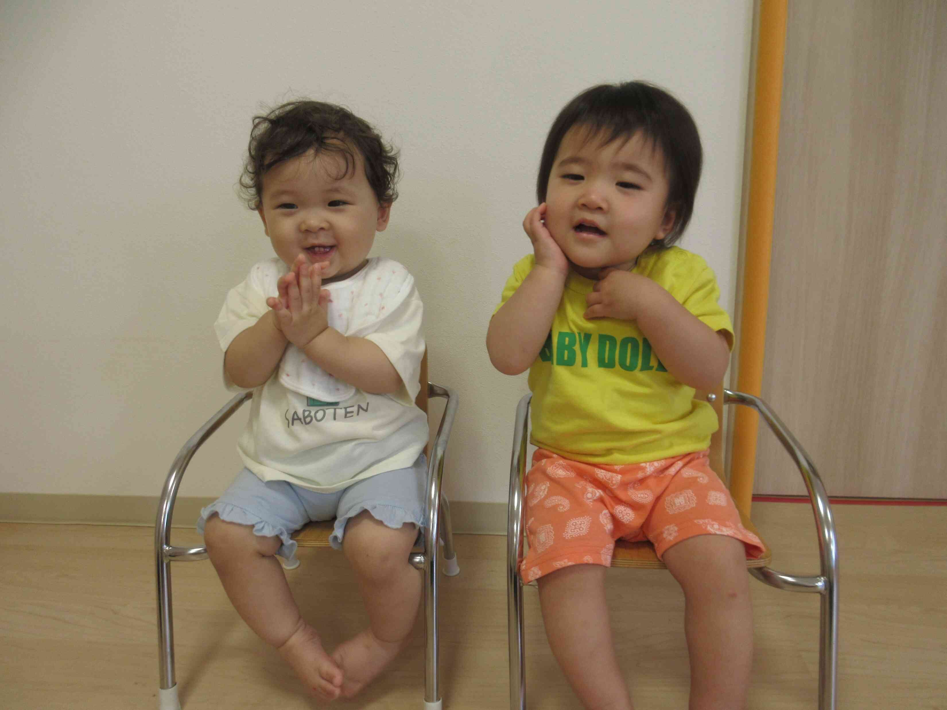 椅子に座ってハイチーズ☆