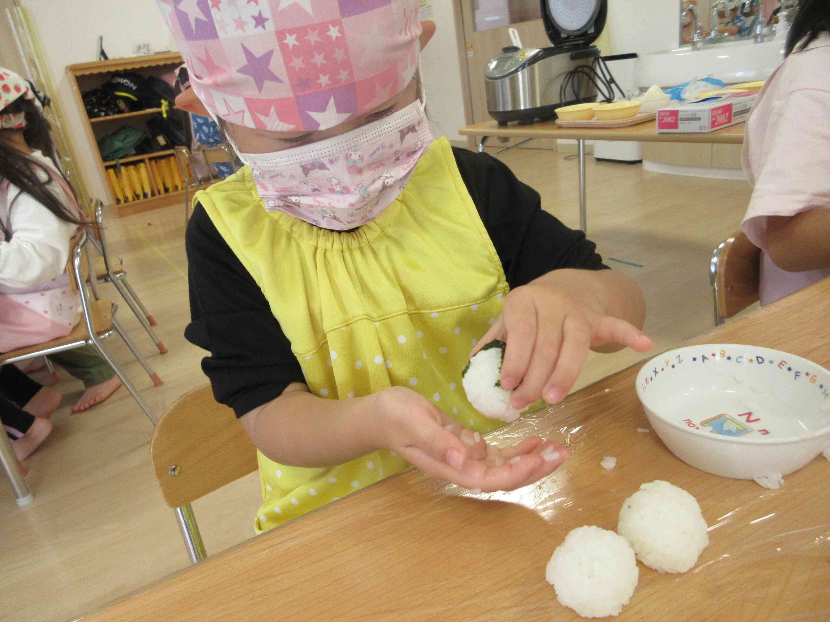 炊けたごはんを『おにぎり』に