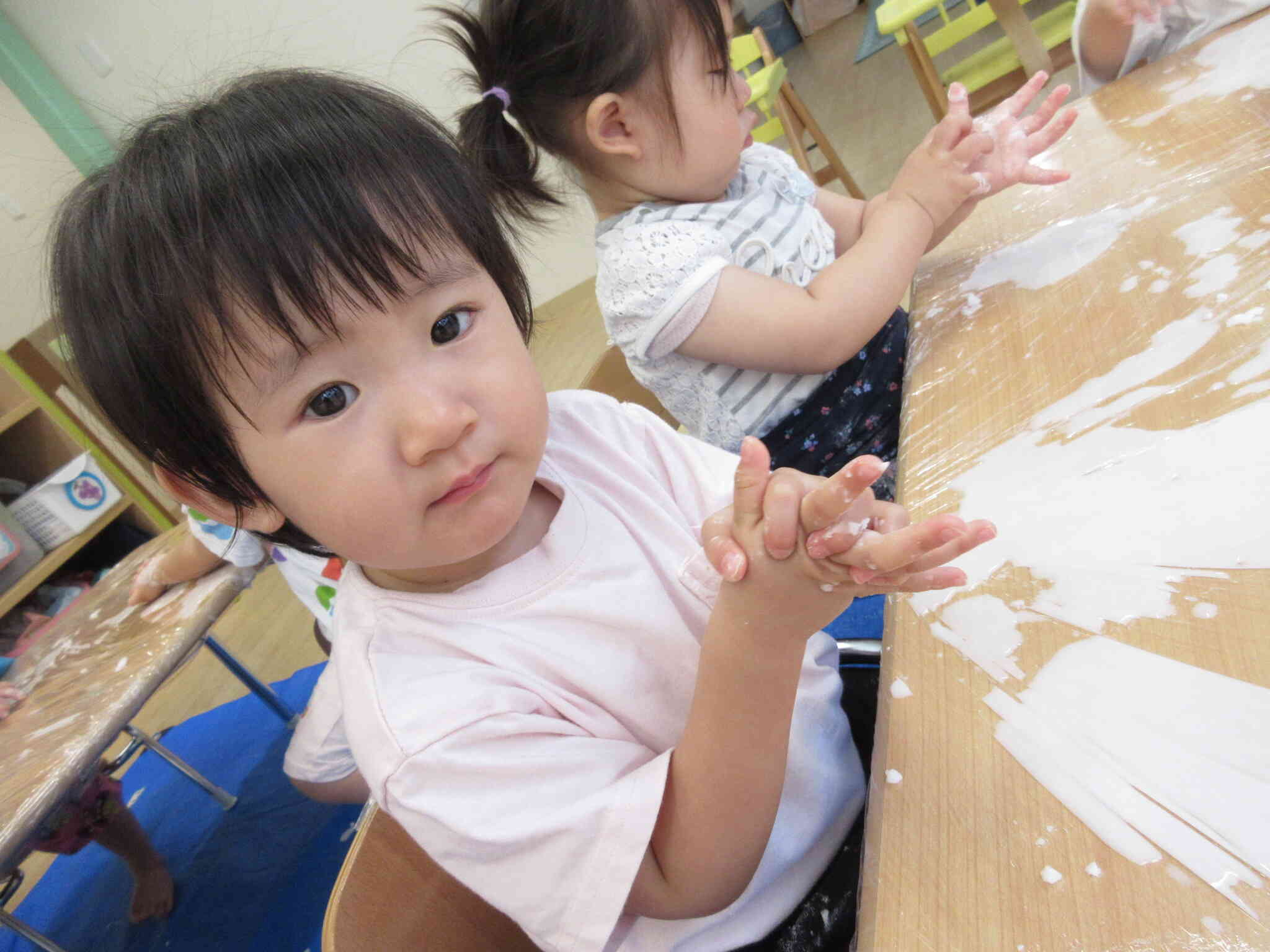 粘土の柔らかい感触を楽しんでます