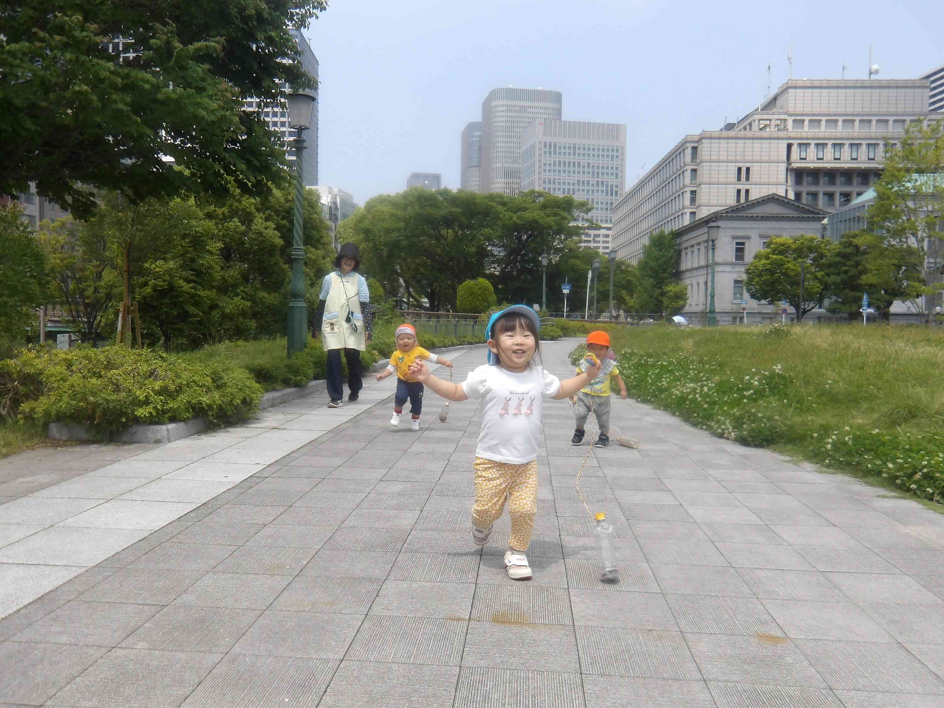お散歩では、どんぐりペットボトルで遊びました。