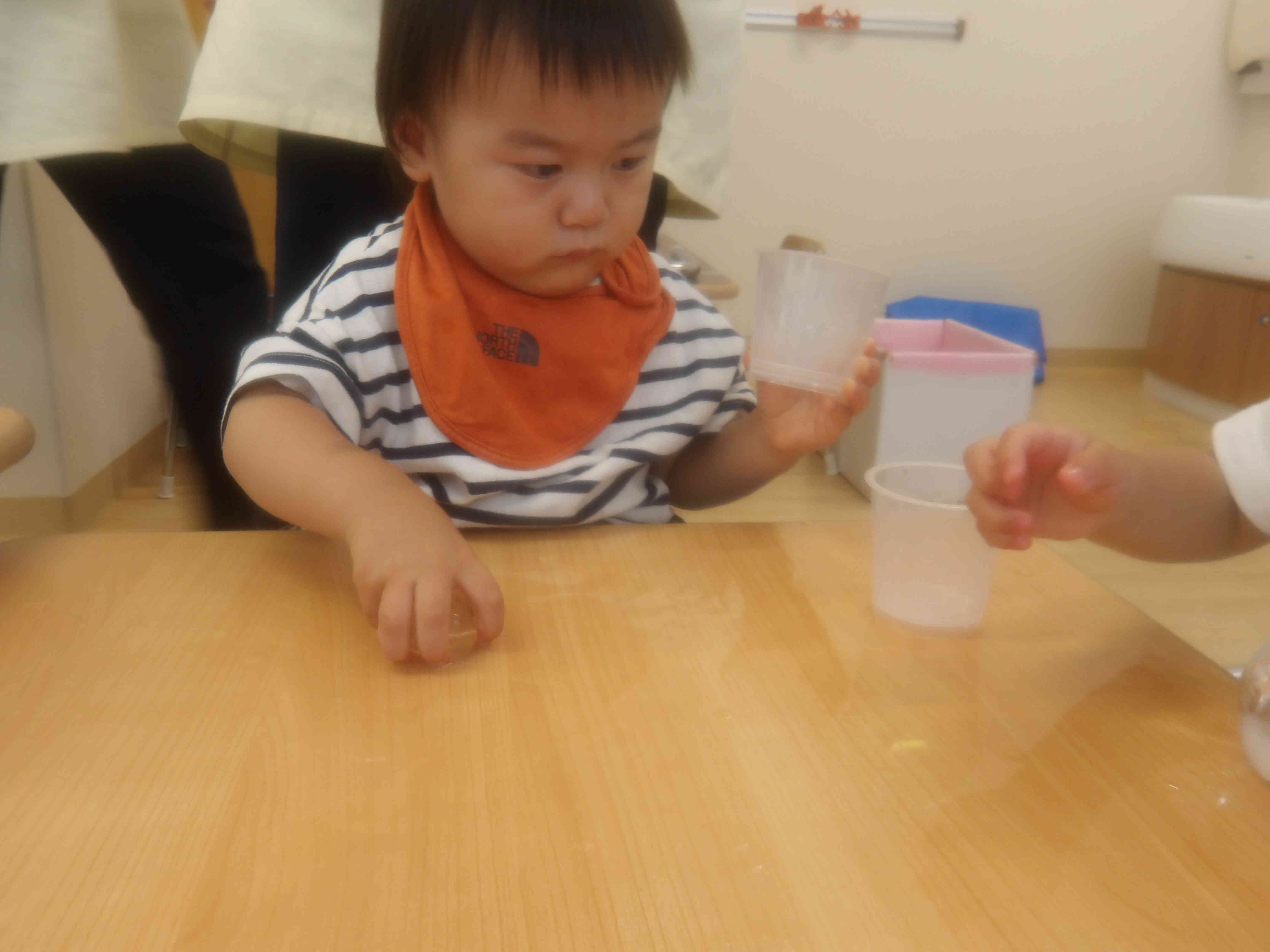 氷が上手にカップに入るかな？(^^♪