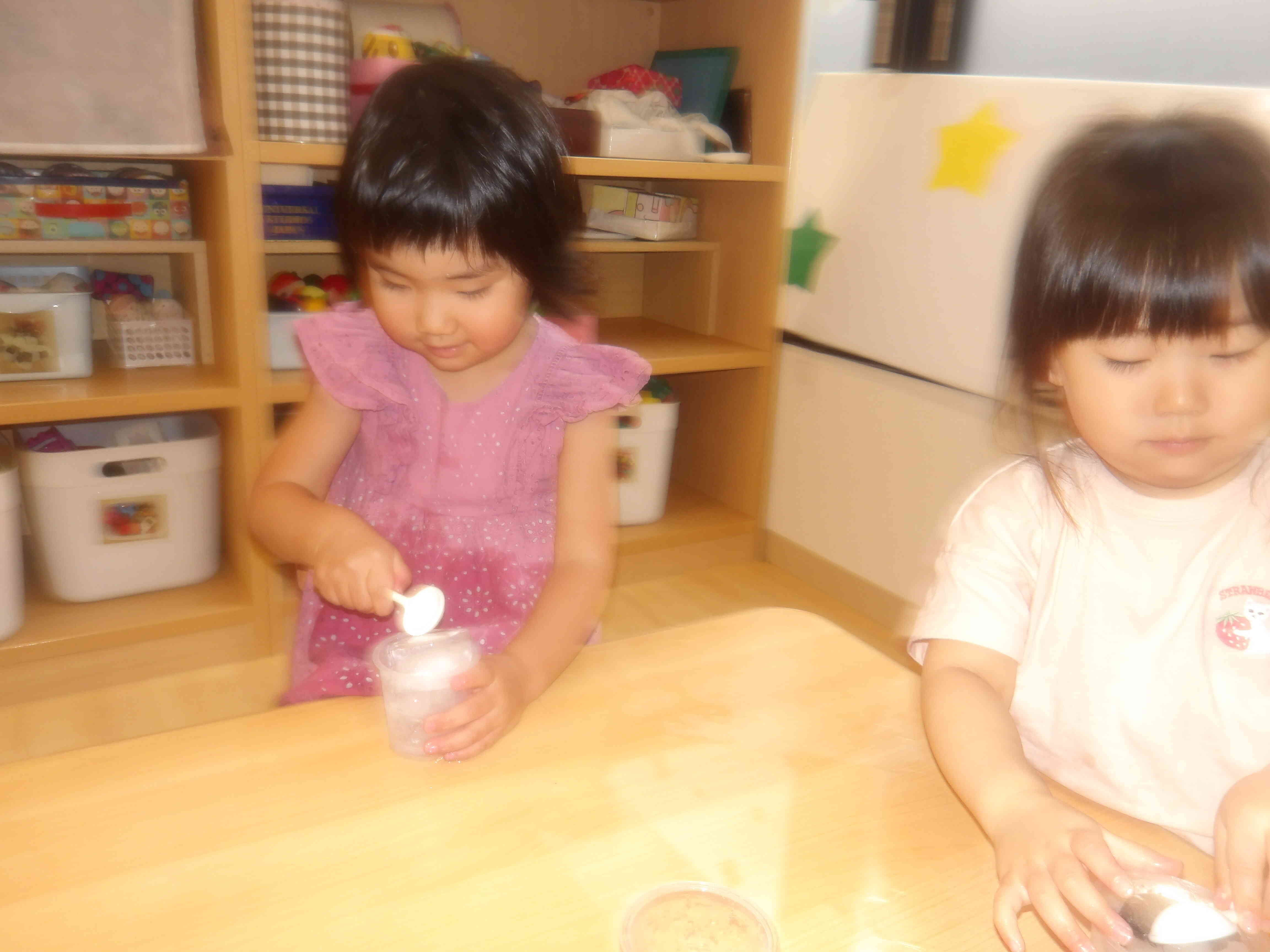 子育てひろば　氷あそびをしました