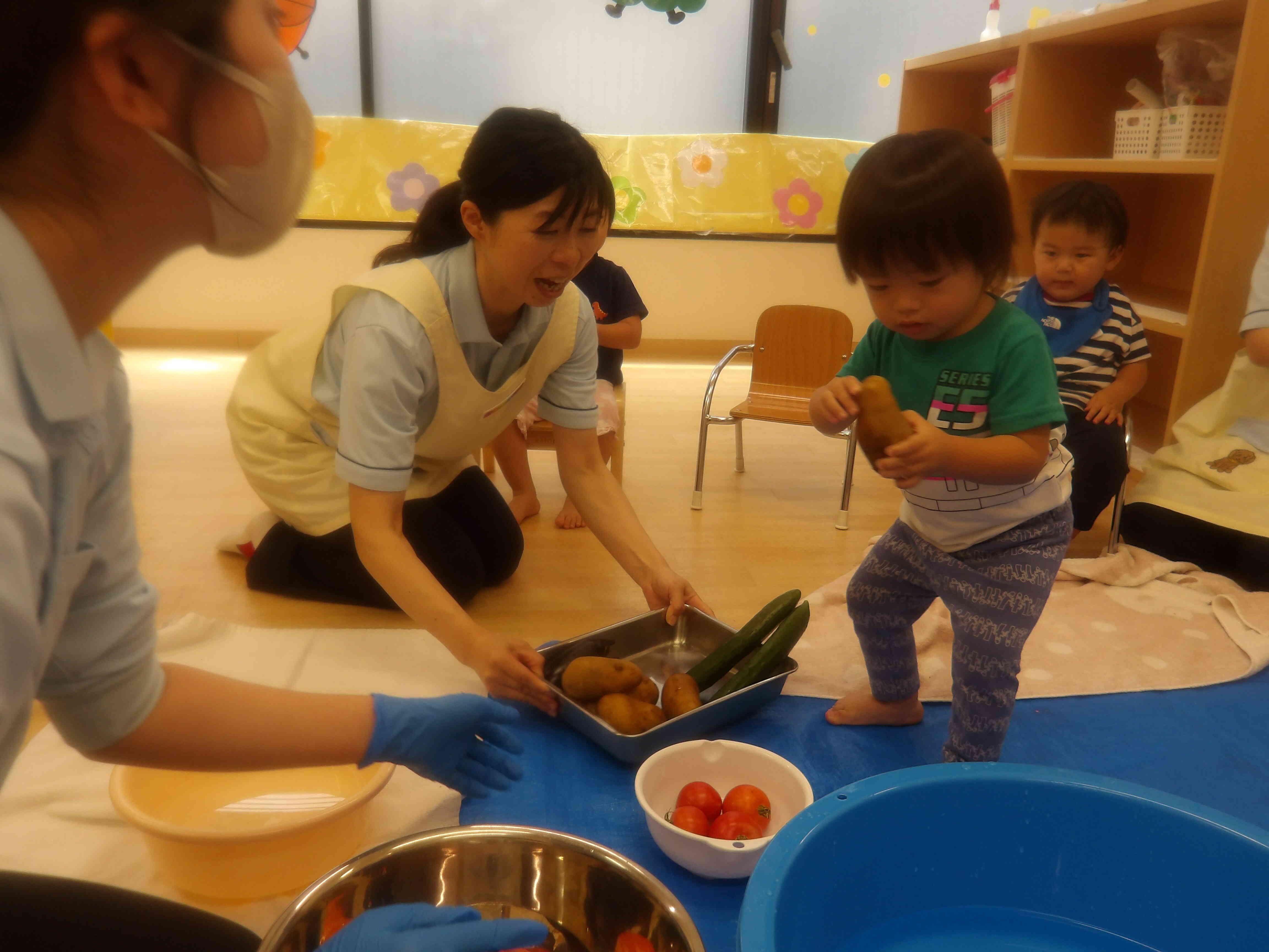 食育～野菜を洗ってみよう
