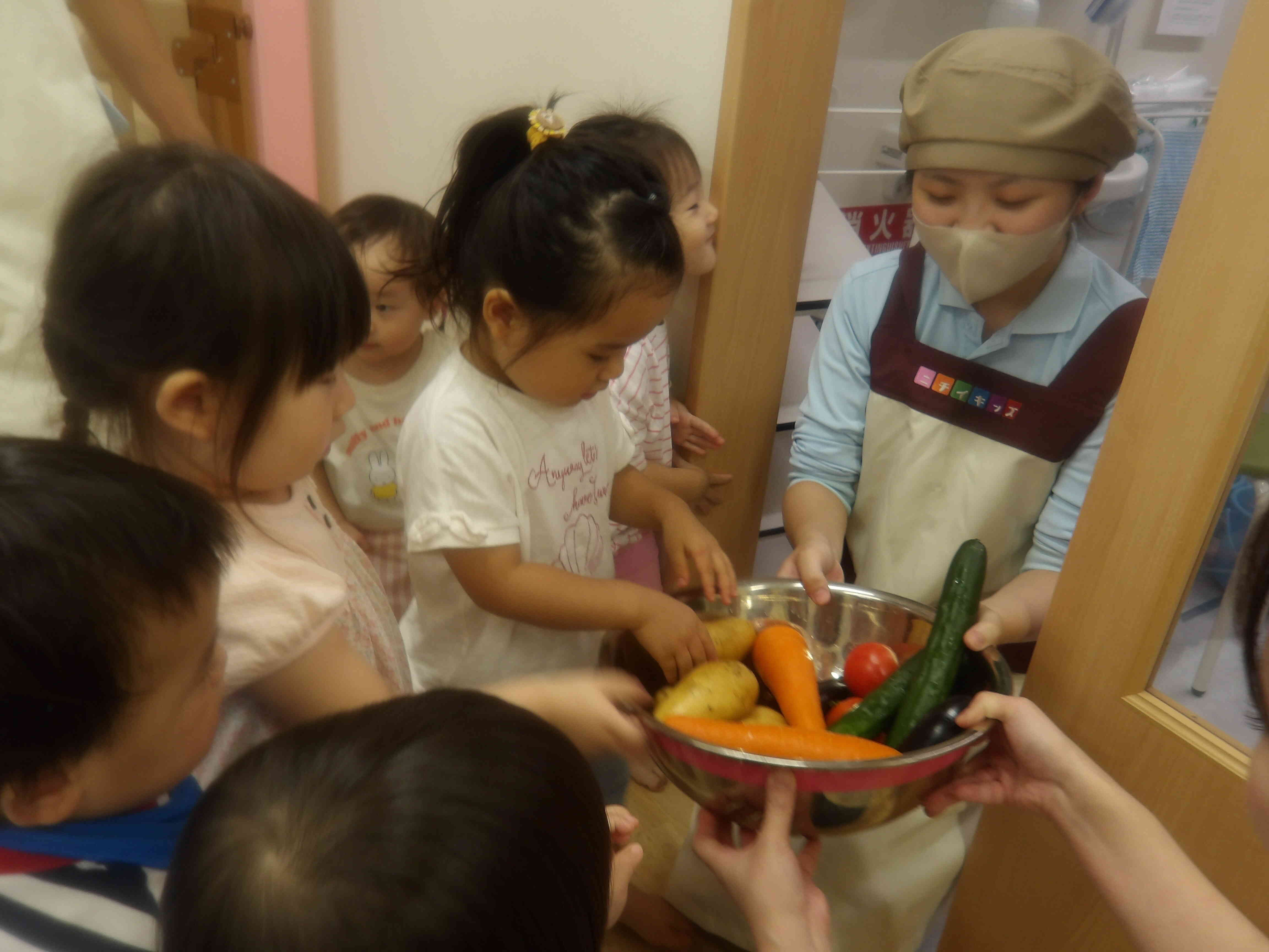 給食室に運びます！