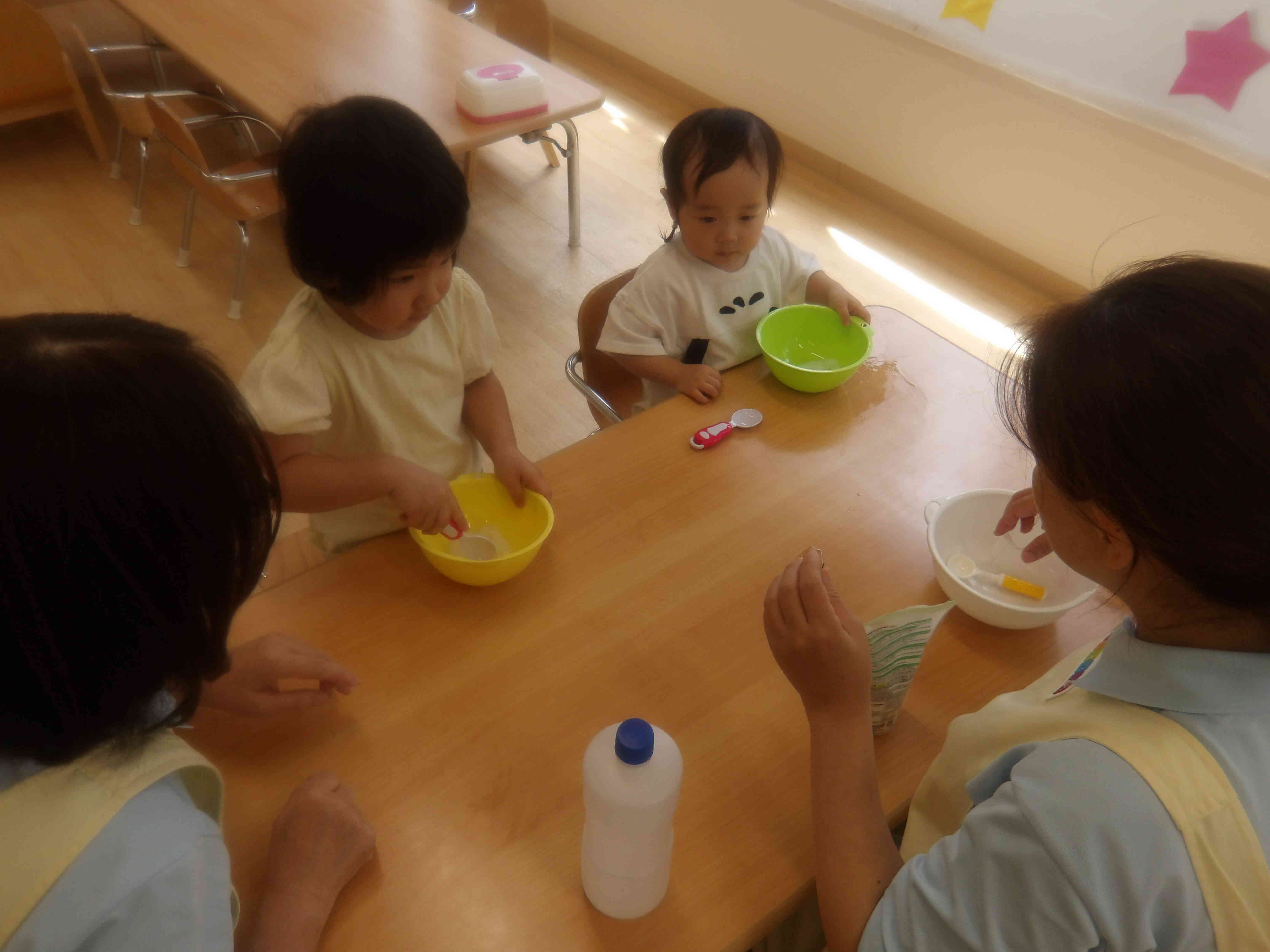 土曜日保育　スライムで遊んだよ