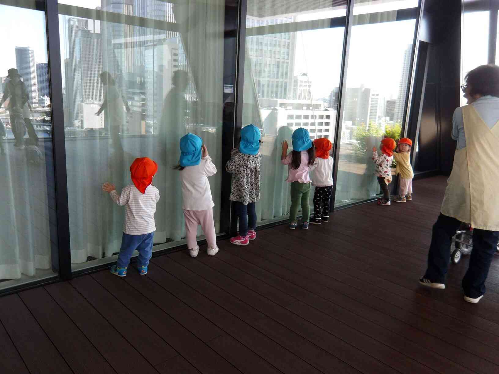 みんなでかくれんぼ☆いーち、にー、さーん…。よーし先生見つけるぞ！