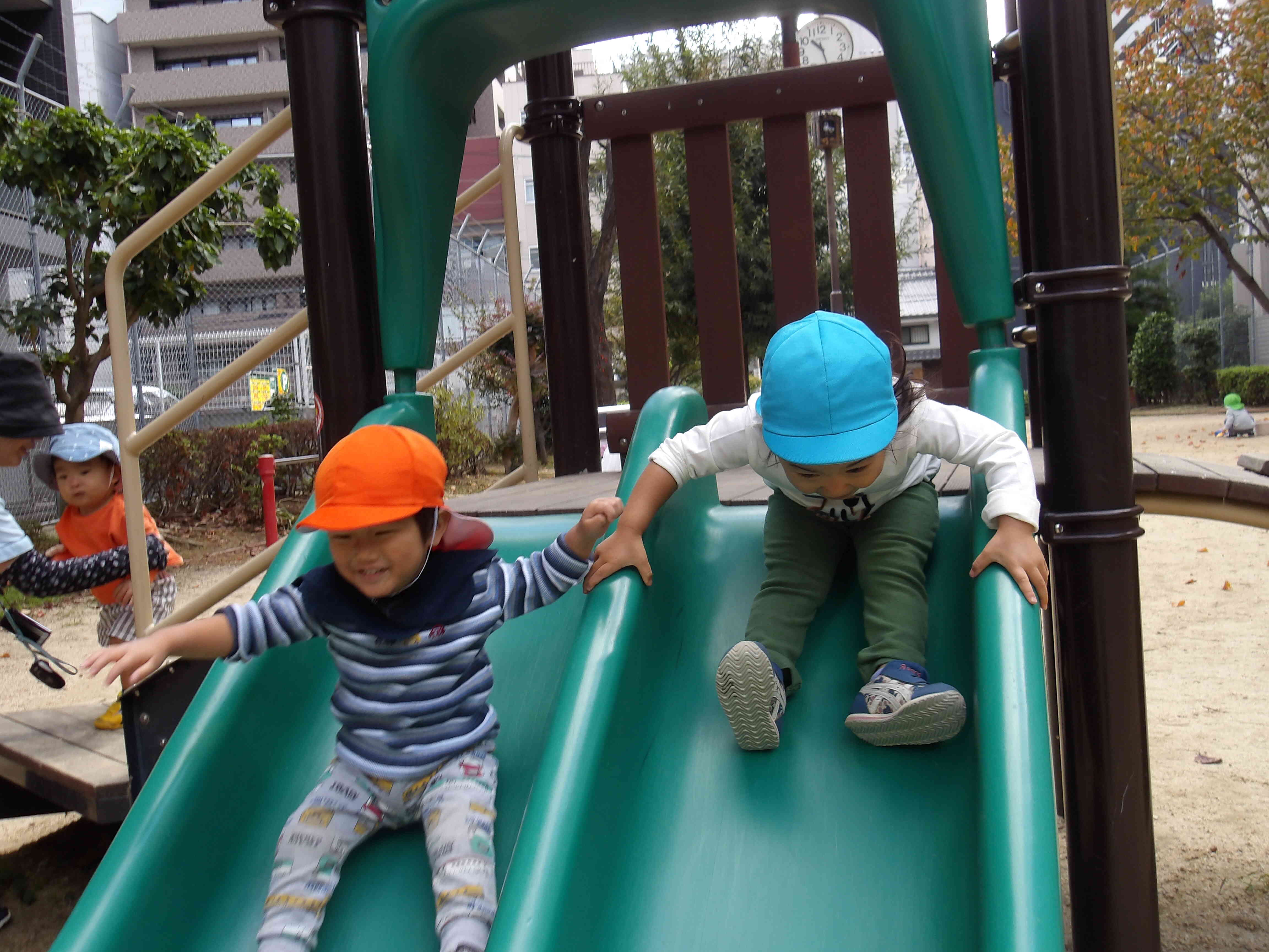 滑り台で遊んだよ