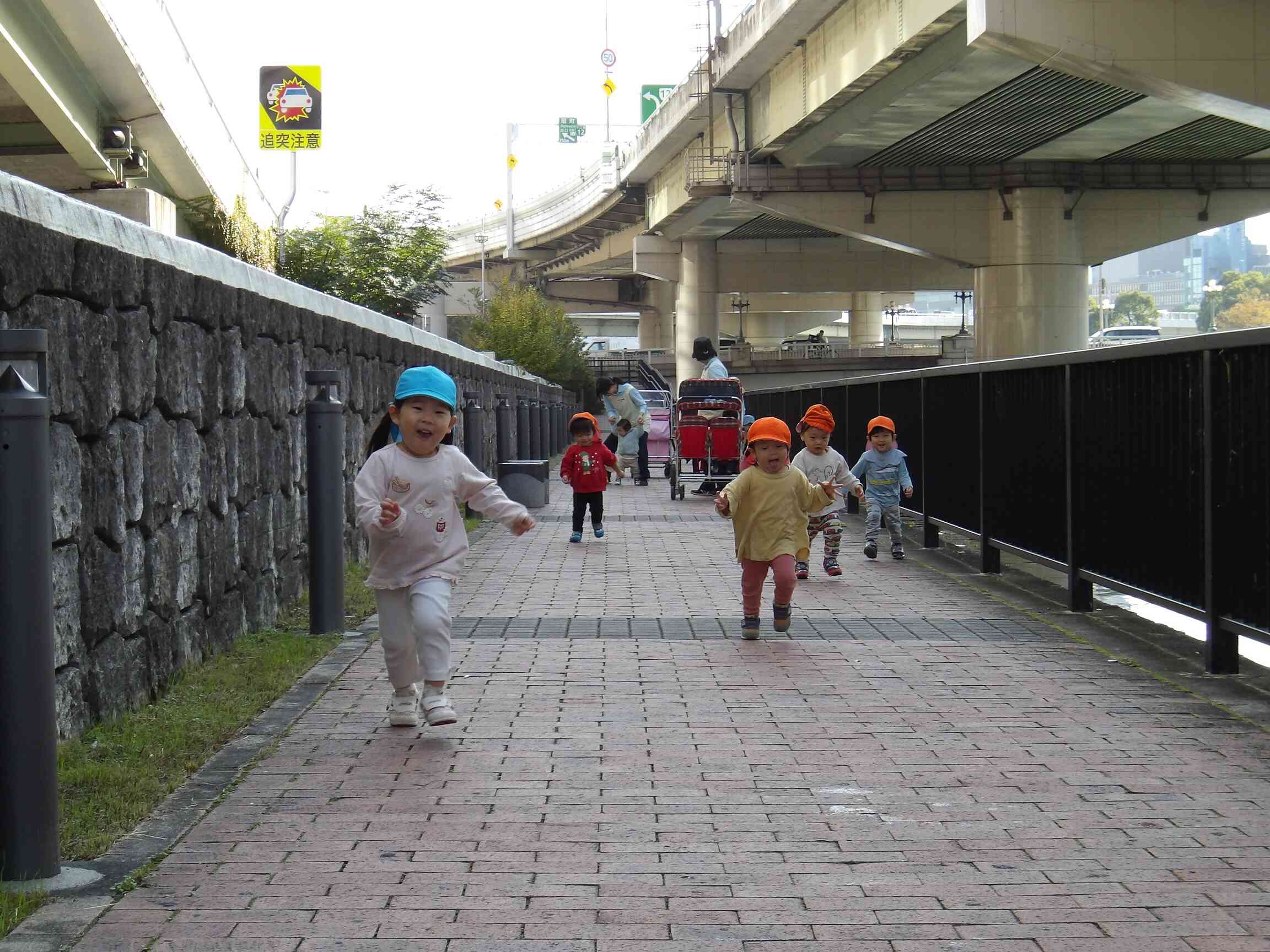 遊歩道で「よーいドン！」