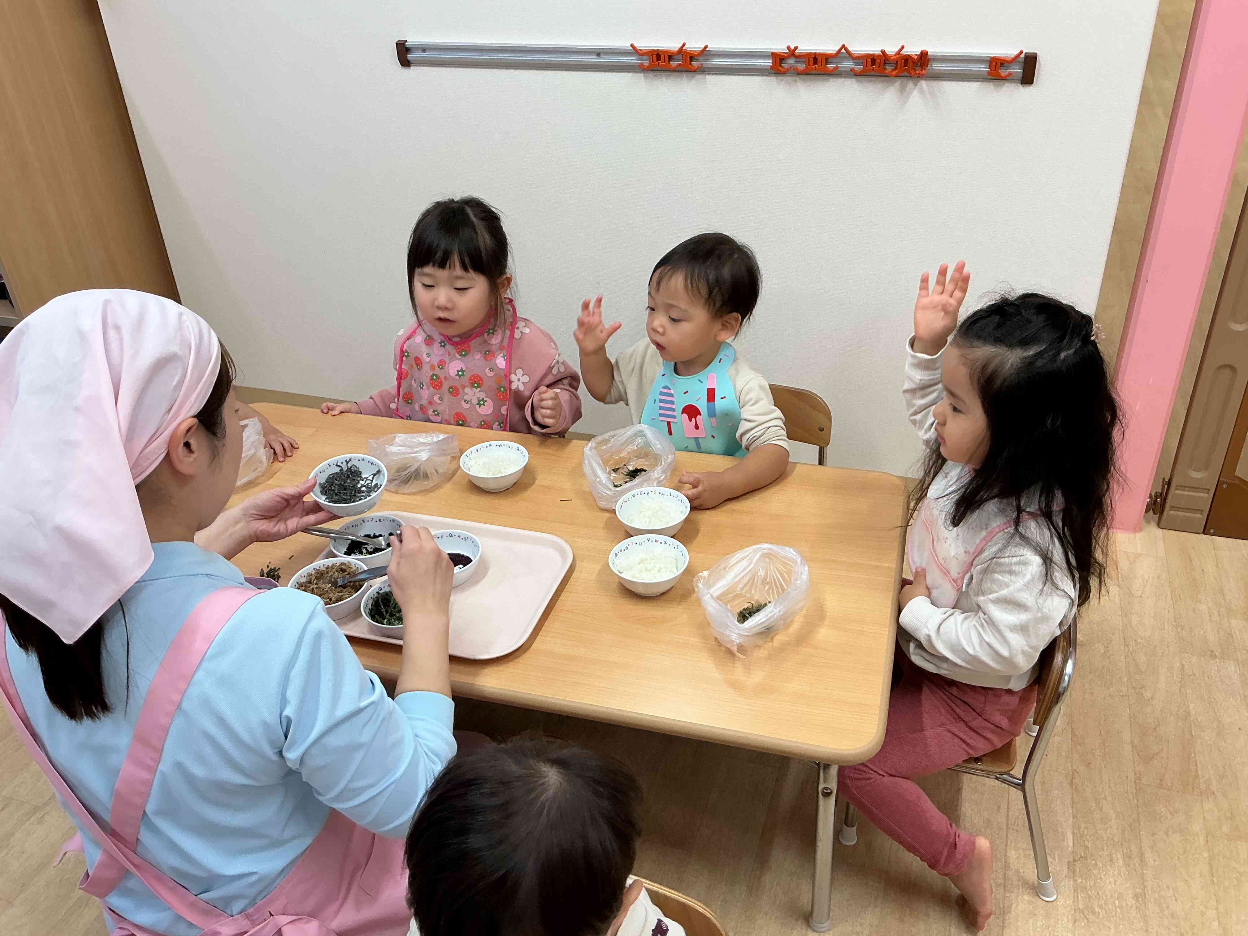 塩昆布入れる人〜!