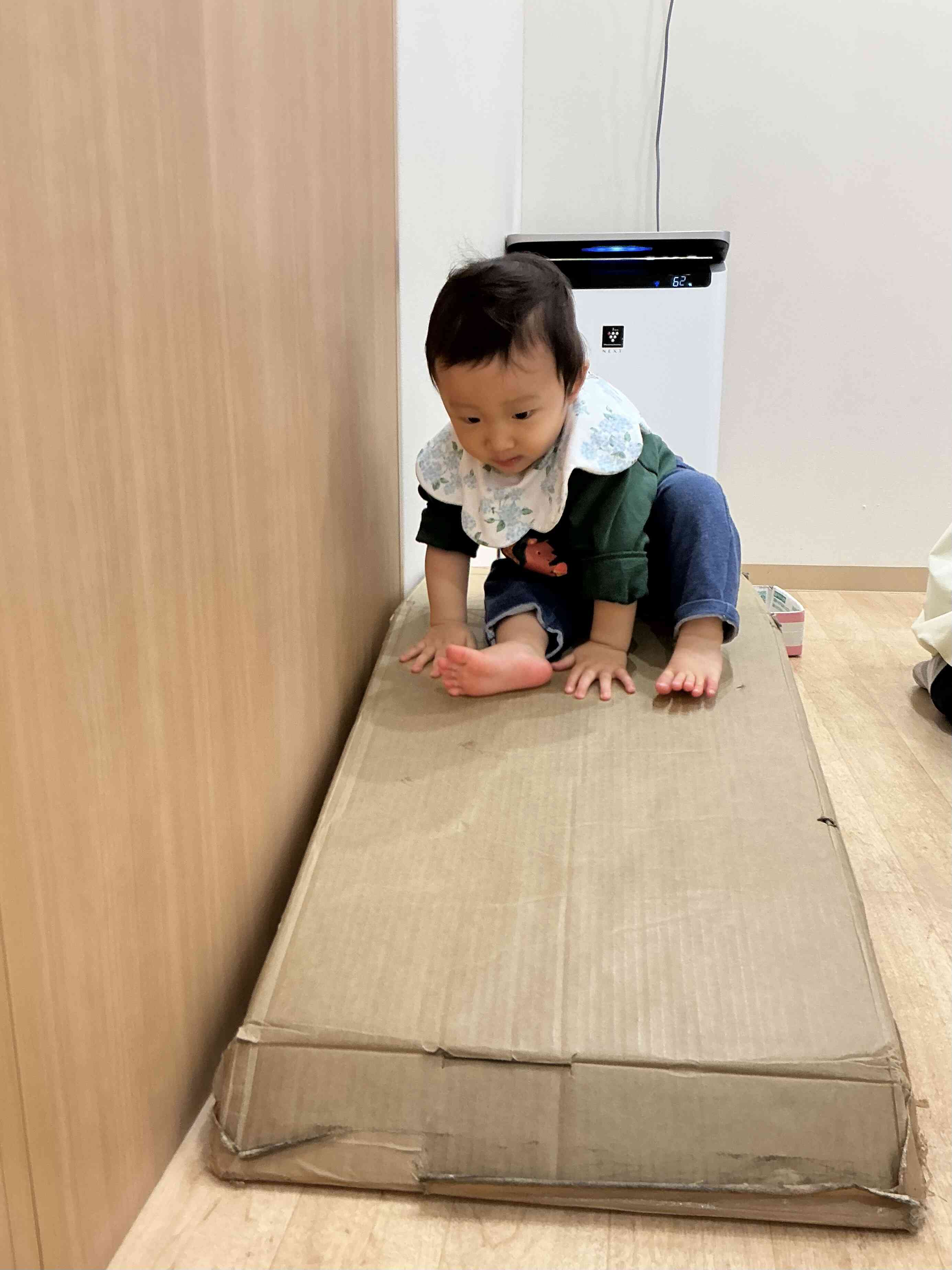 ひよこ組さんは　小さい滑り台だよ♪