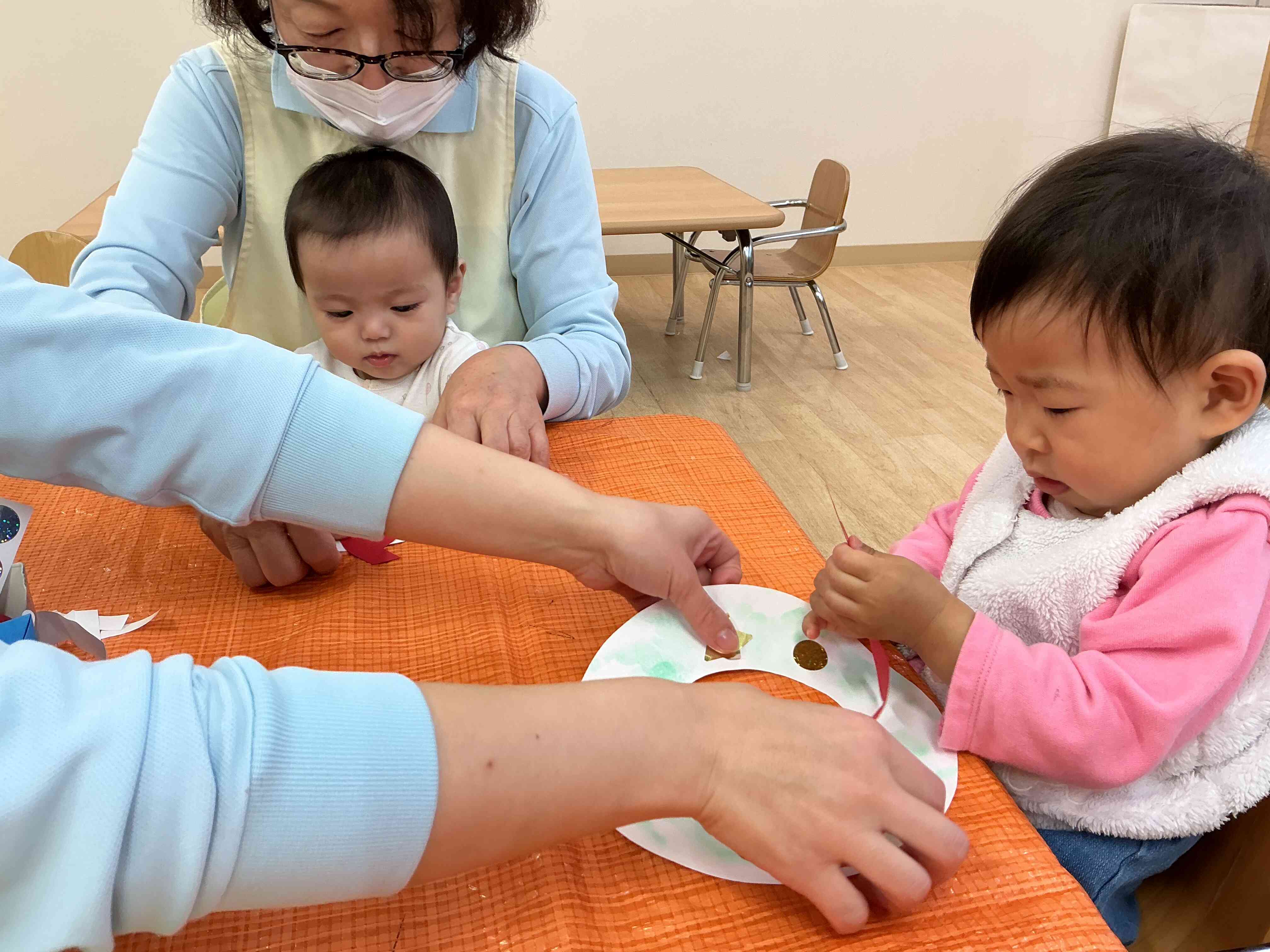 上手にシール貼れるよ♡