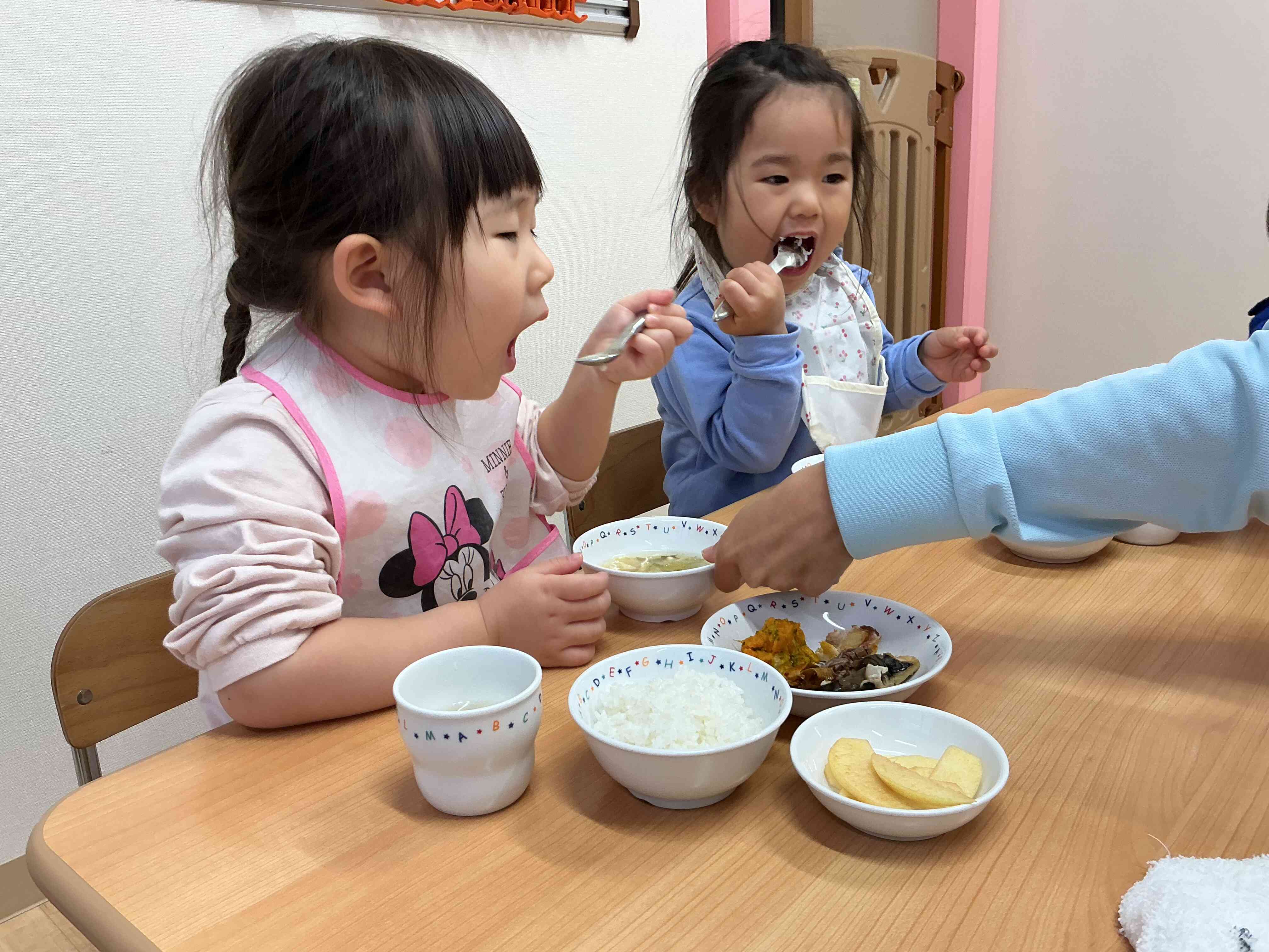 今日の給食は何かな〜