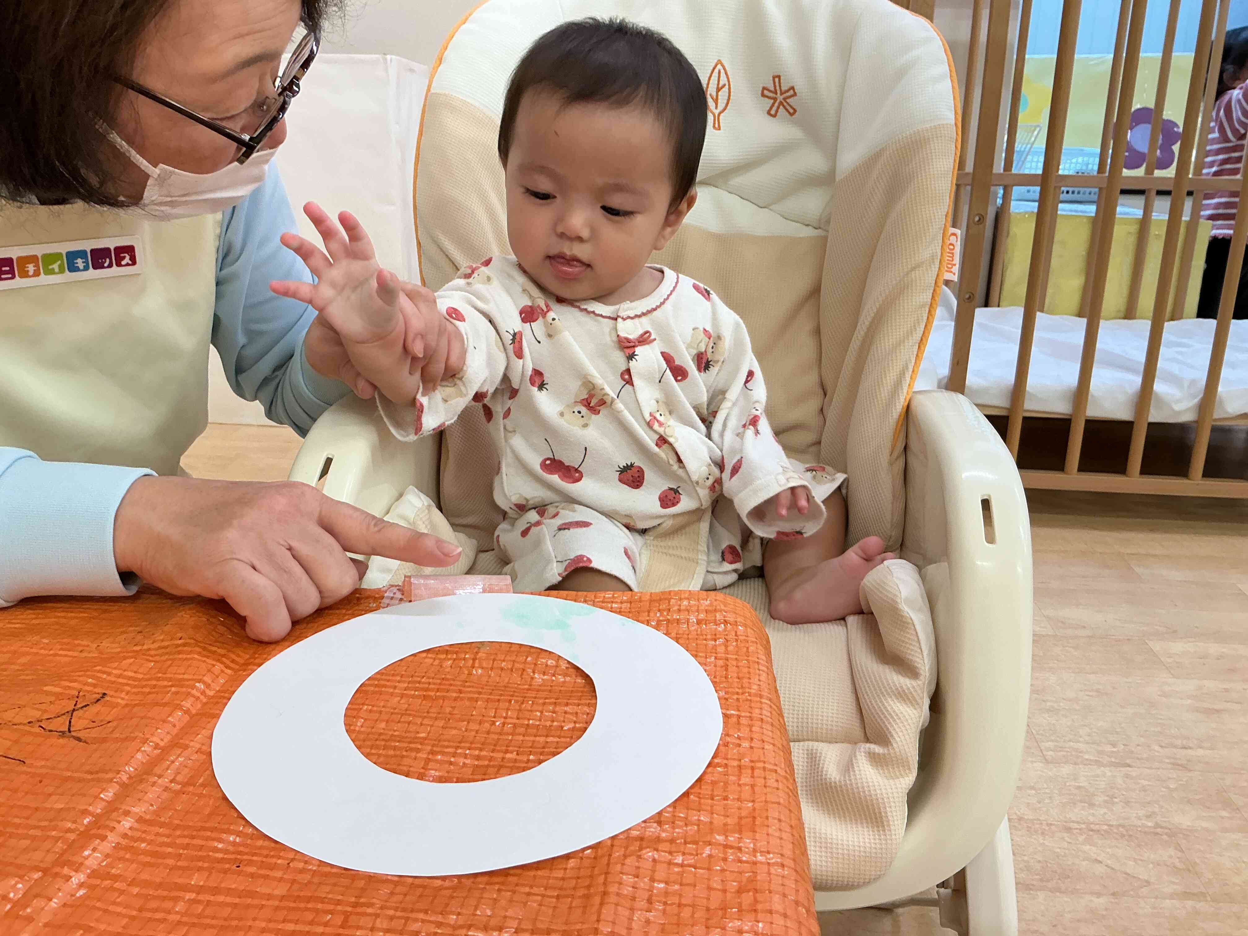 クリスマスリースを作ったよ⭐︎ひよこ組（０歳児）⭐︎