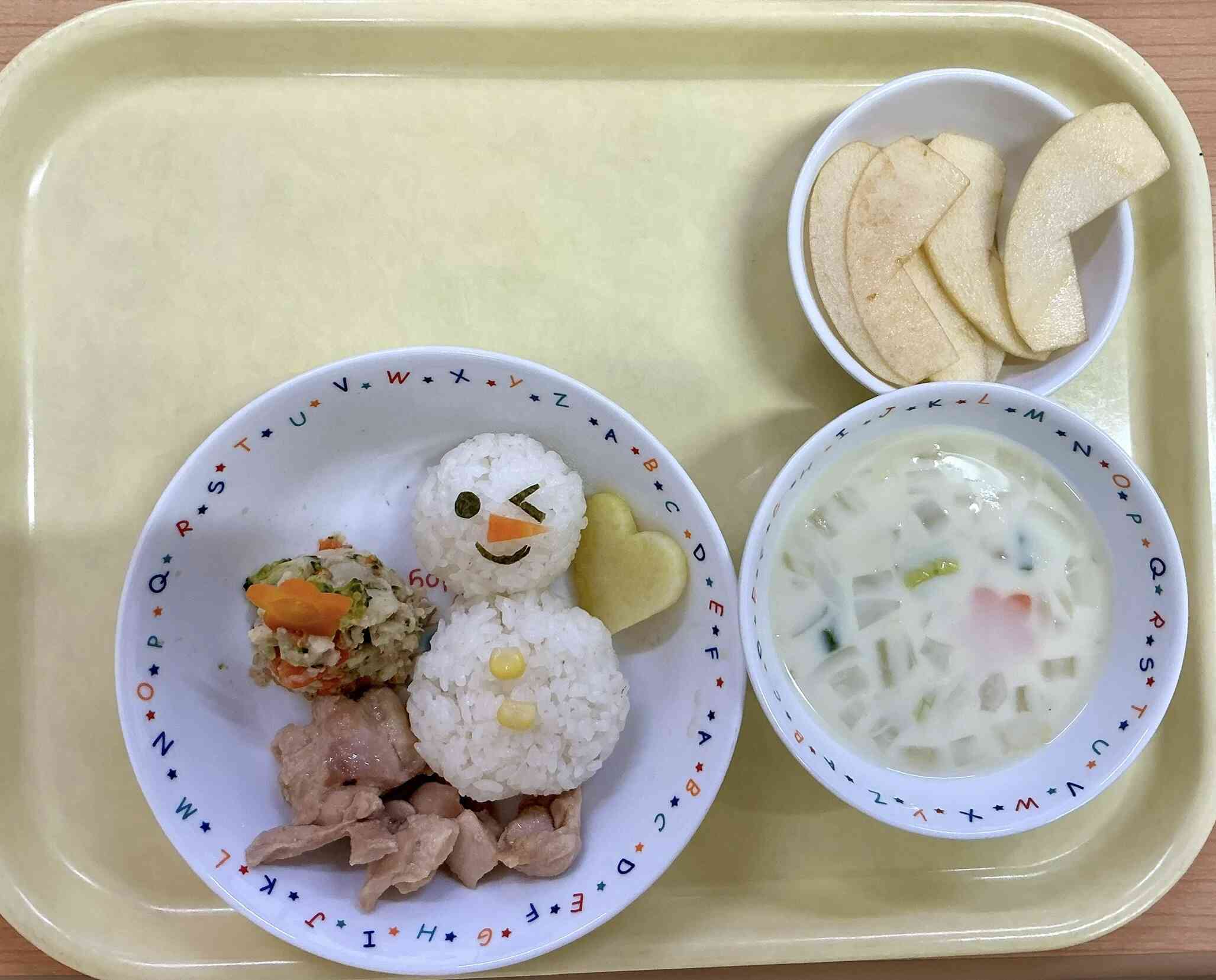 給食は雪だるまご飯♪