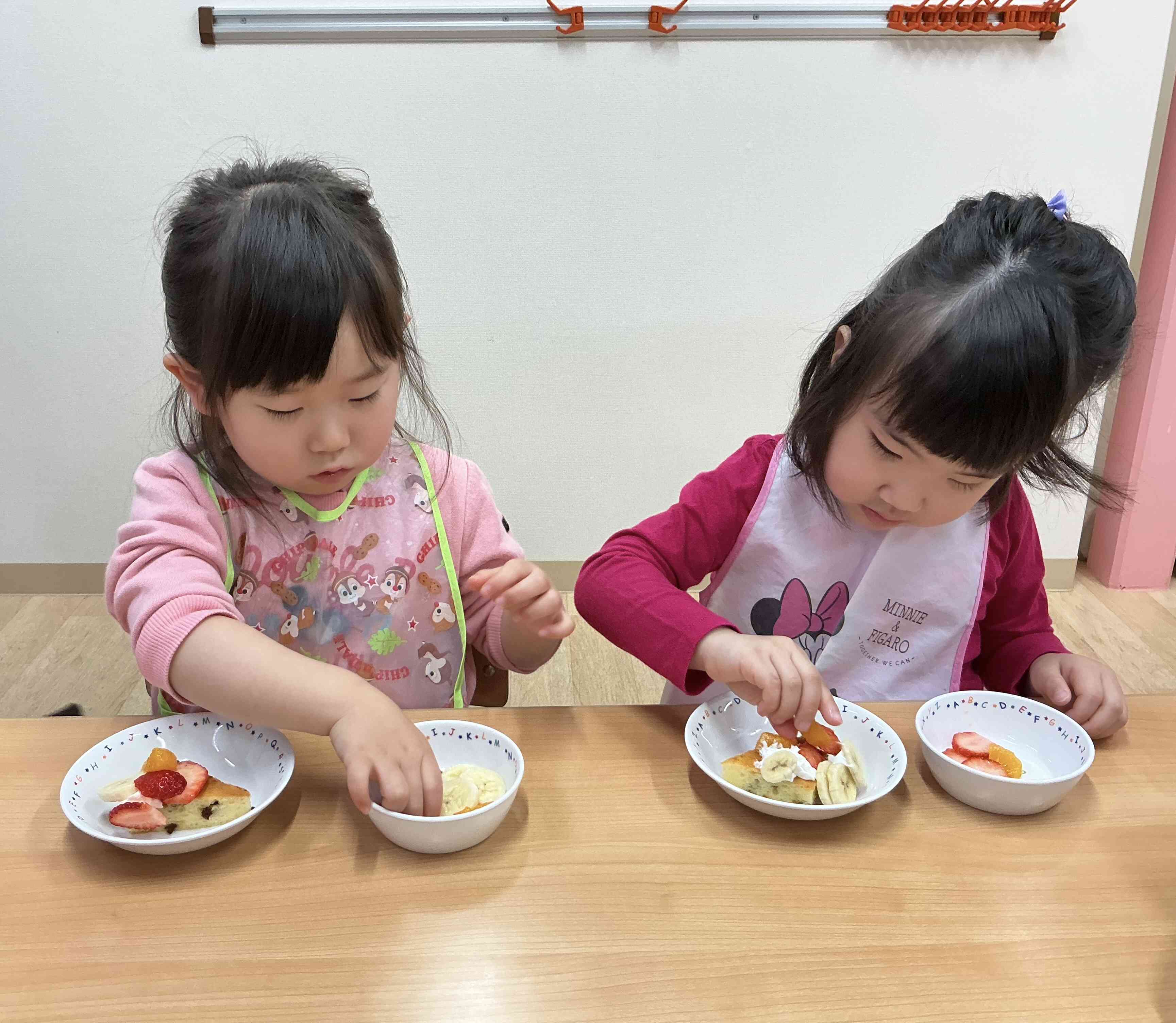 ケーキに飾り付け♪