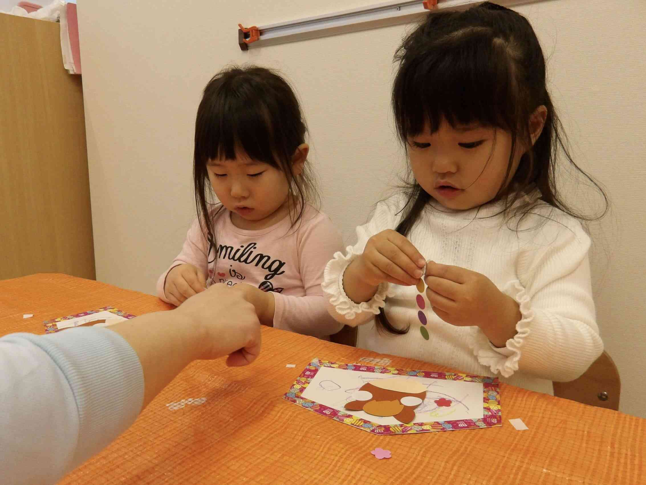 シール上手に貼れるかな？