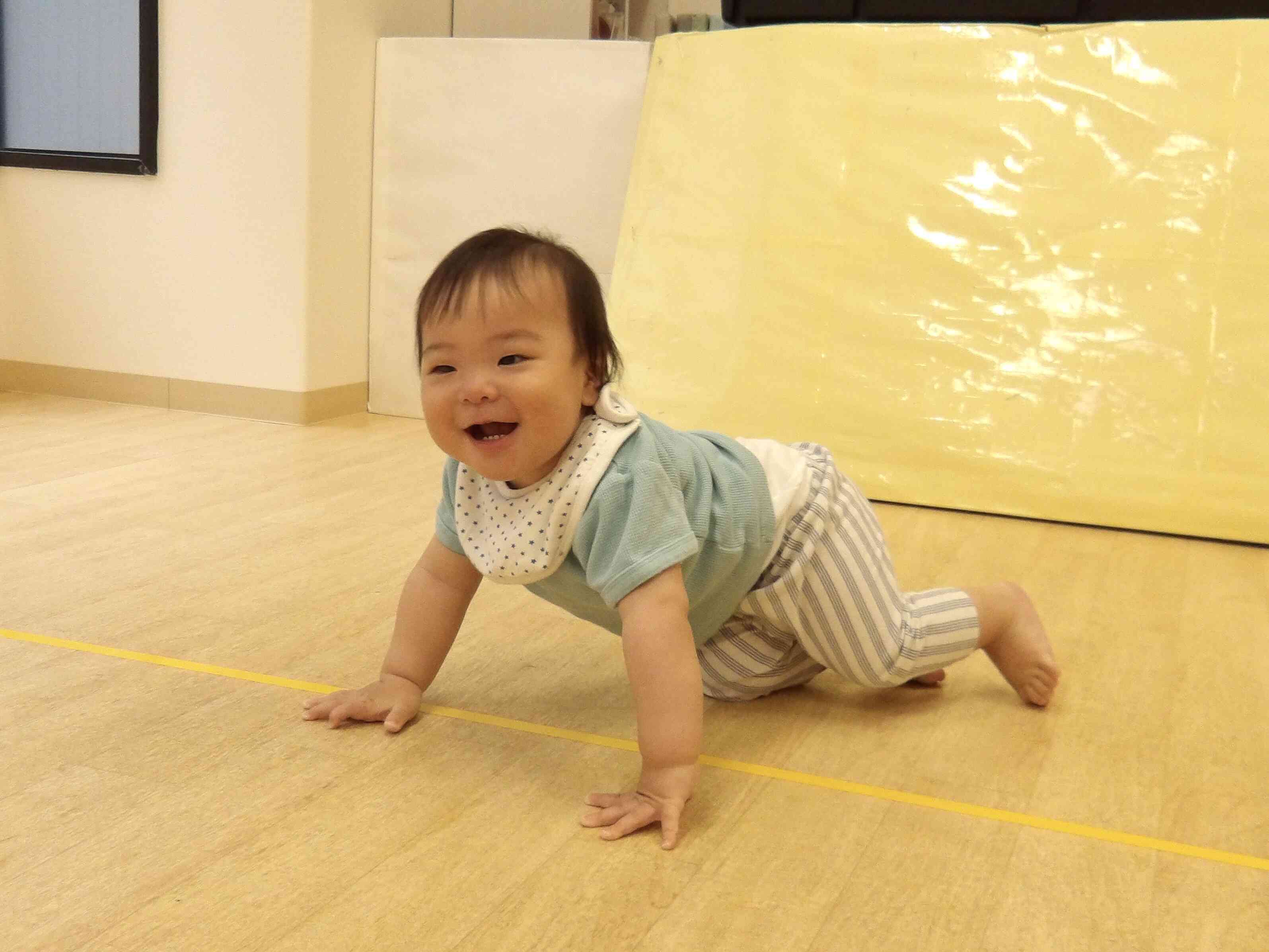 ハイハイ上手にできるよ◎