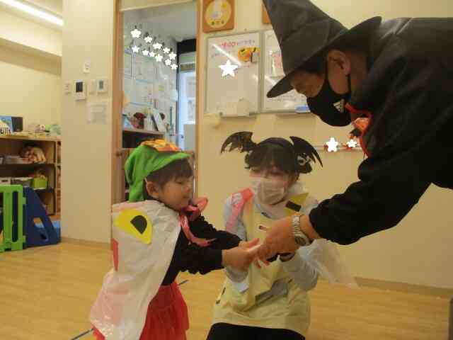 お菓子くれないといたずらしちゃうよ~!