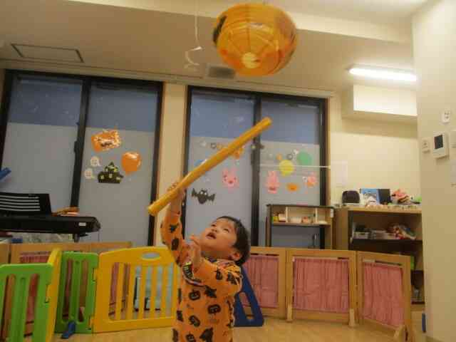 ピニャータが割れると、中から宝物が降ってきますよ!