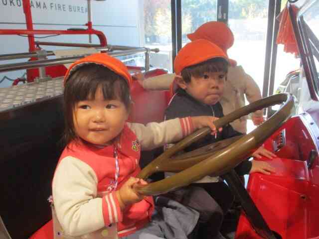 「ウ～ウ～！カンカン！」みんな勇敢な消防士さんになりきっています！