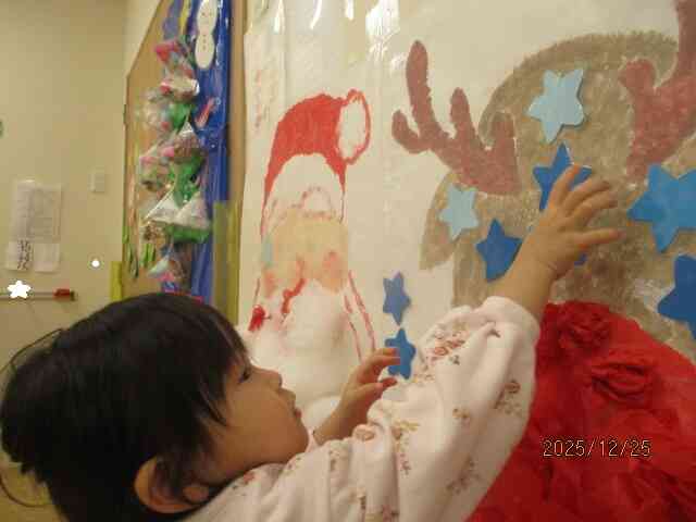 トナカイさんにはお星さまも貼ってあげようっと!