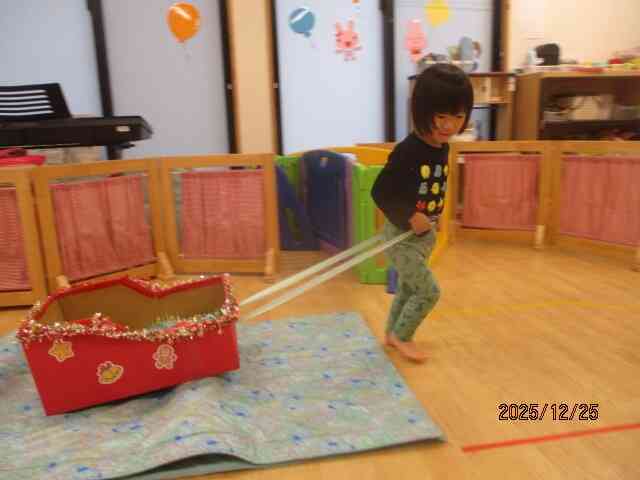 でこぼこ道の上を、頑張ってそりを引きます!