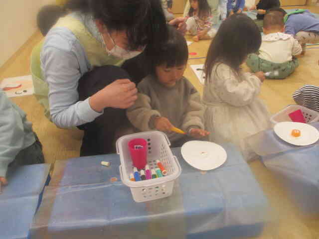 紙皿とペットボトルのキャップでコマづくりです!