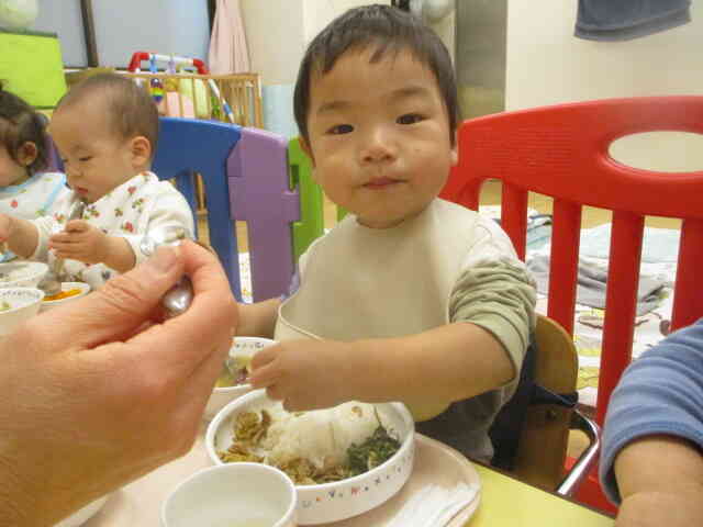 0歳児クラスのお食事風景