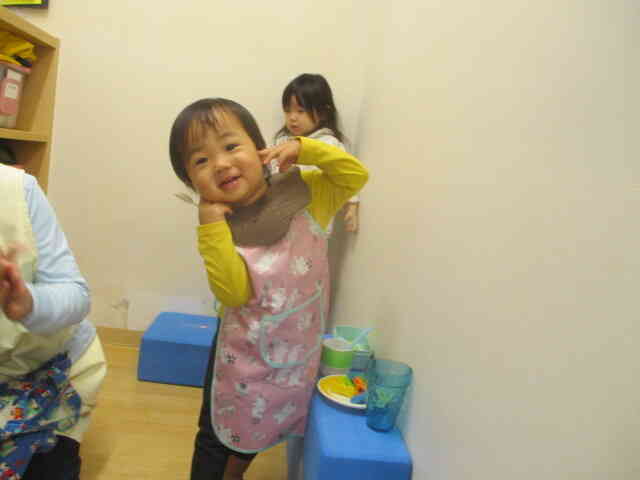 ぼくはお手伝いです、エプロンにこにこ♪