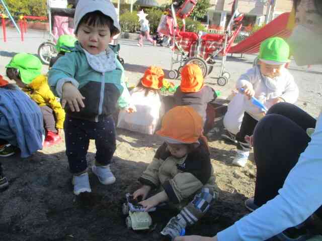 ブルドーザにお砂つめて～