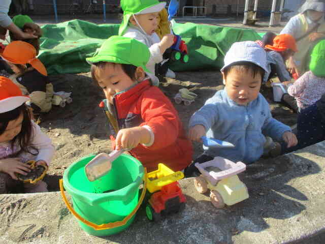 どんどんお砂いれちゃうもんね～