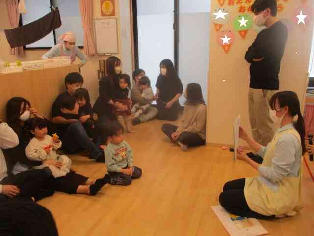 おやつの前の紙芝居タイムです♪