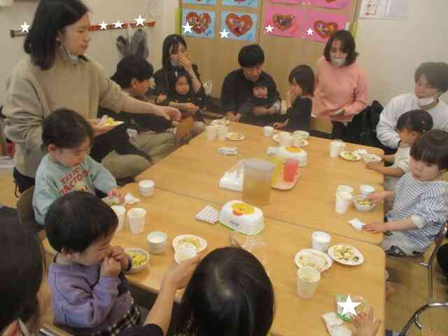 おやつの試食会です!お父さん、お母さん一緒に食べましょ~