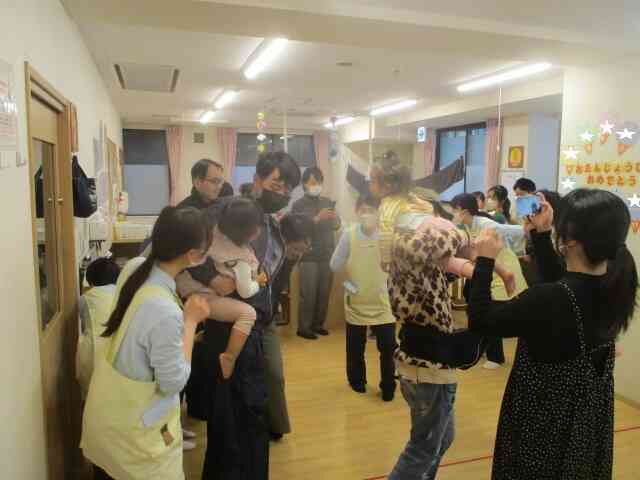 親子体操 ♪　”おやこでびゅ～ん！”