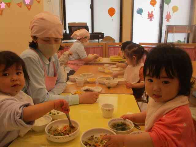 給食楽しいなぁ～♫