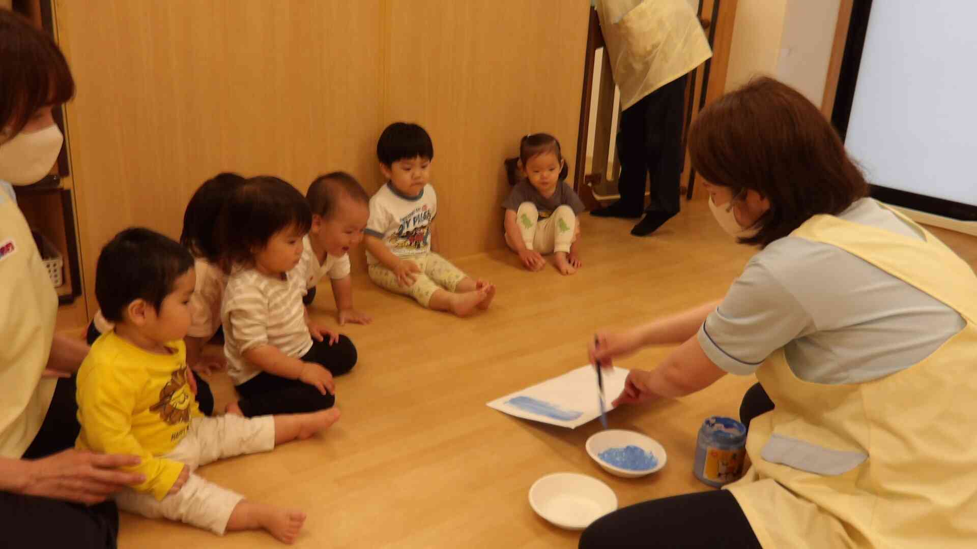 １歳児クラスさんの製作風景♬