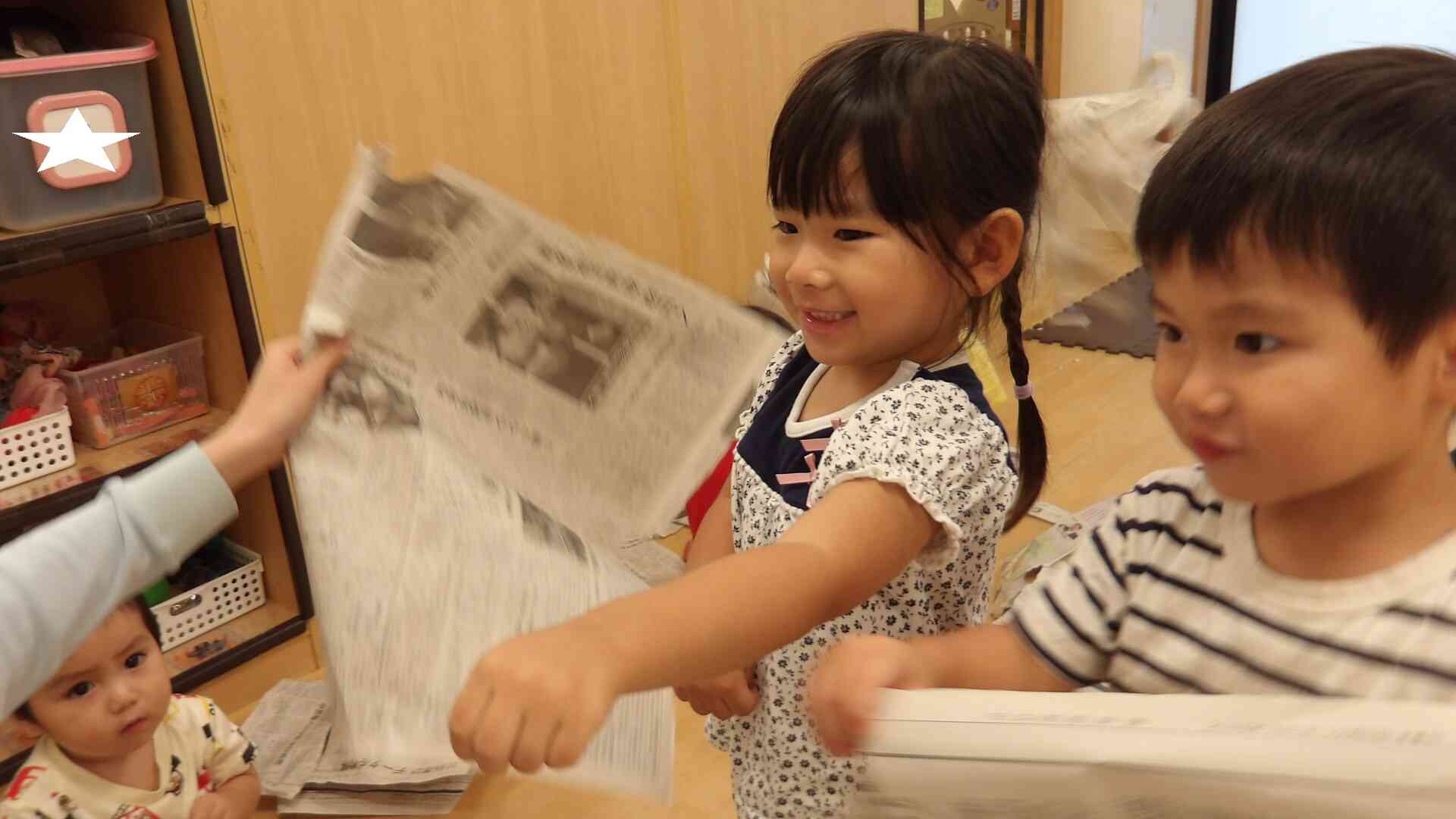 新聞紙あそびたのしいな♩