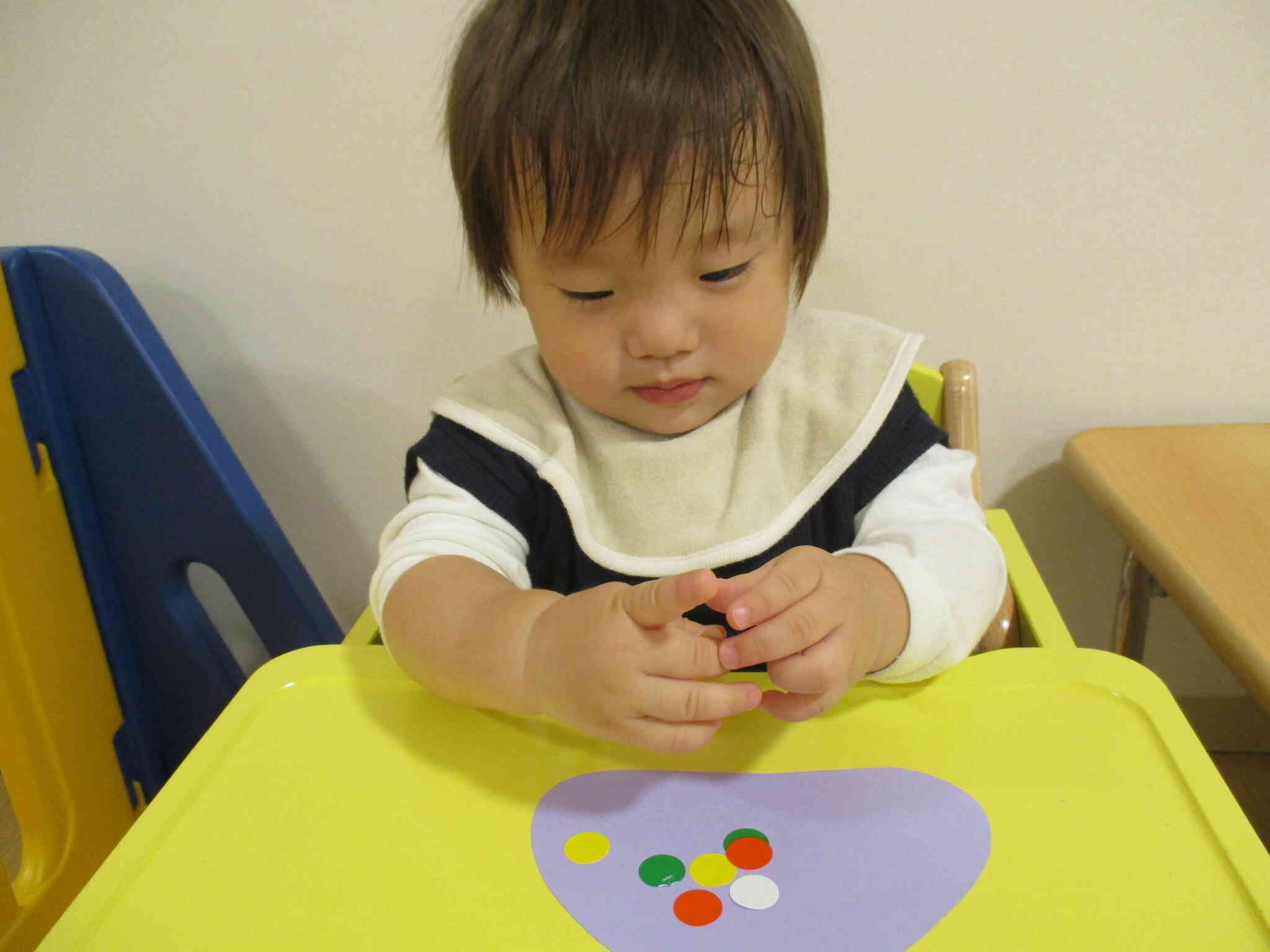 シールをペタペタ・・・