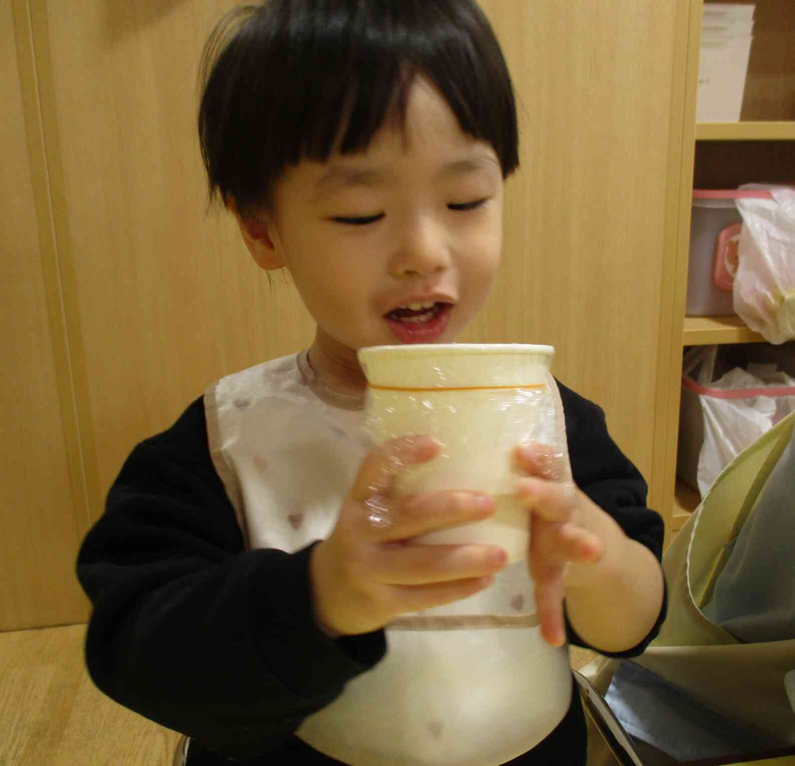 あひる組・ひよこ組のお友だちは、コップをフリフリしておにぎりをつくりました。