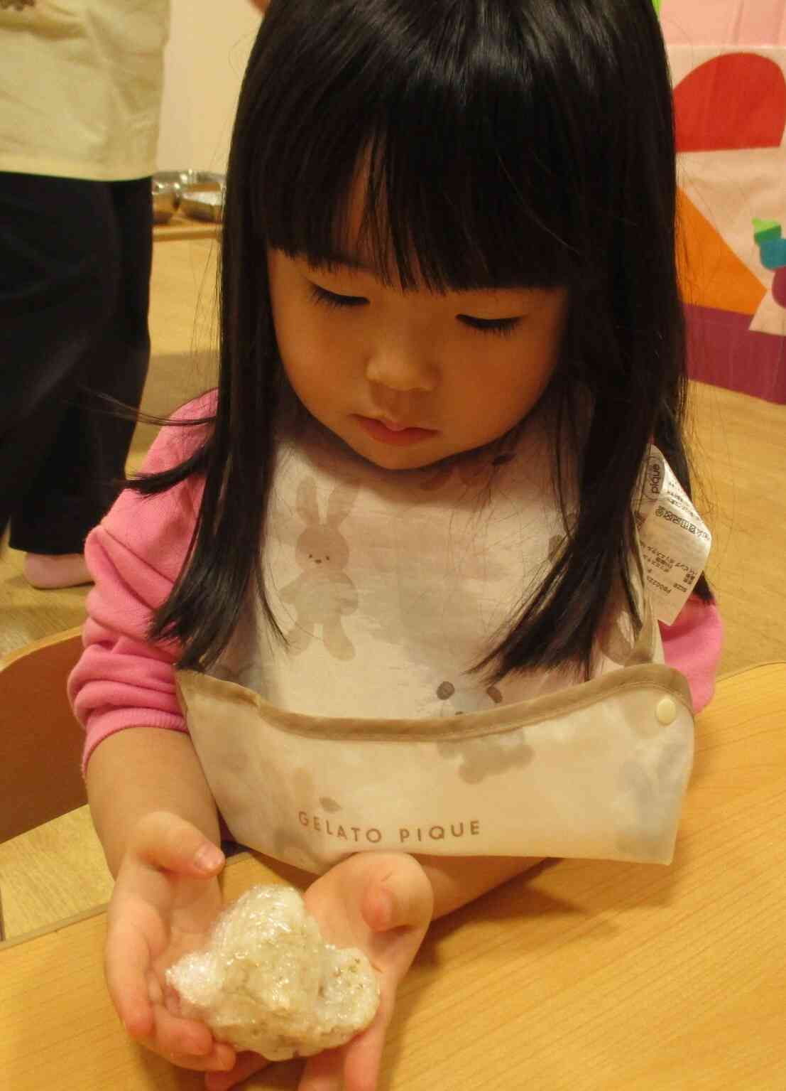 手を丸くして握ります