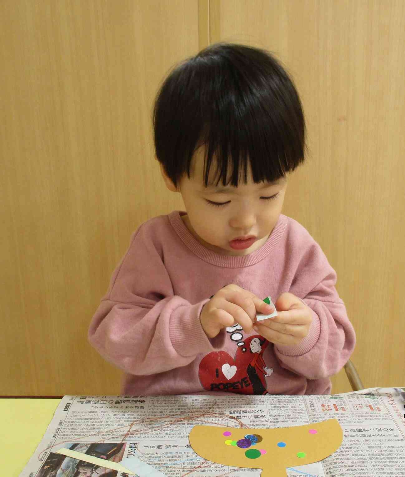 シールをぺたぺた