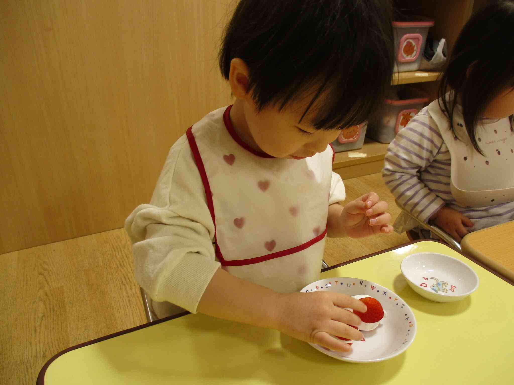 いちごのサンタさんに帽子をのせてあげました。