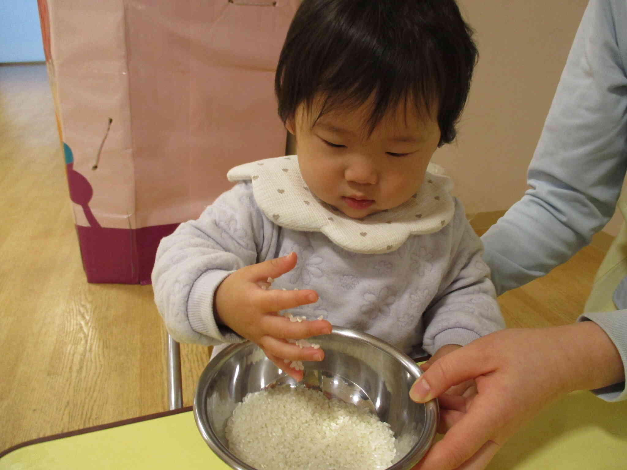 サラサラのお米をさわってみました。