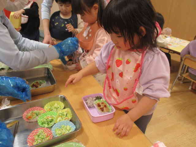 お弁当箱にお給食を詰めます。