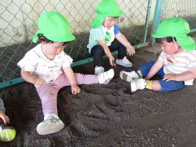 真剣に砂遊び