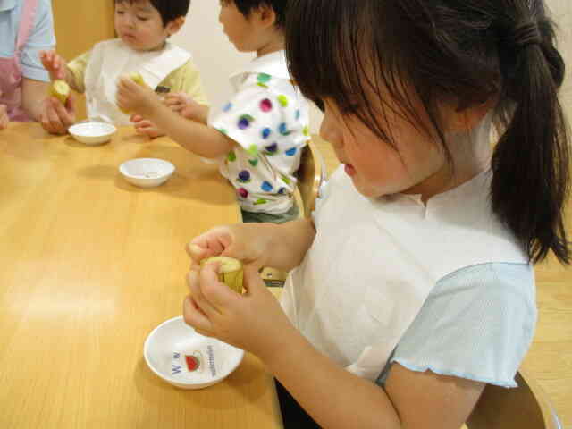 食育活動☆バナナの皮むき