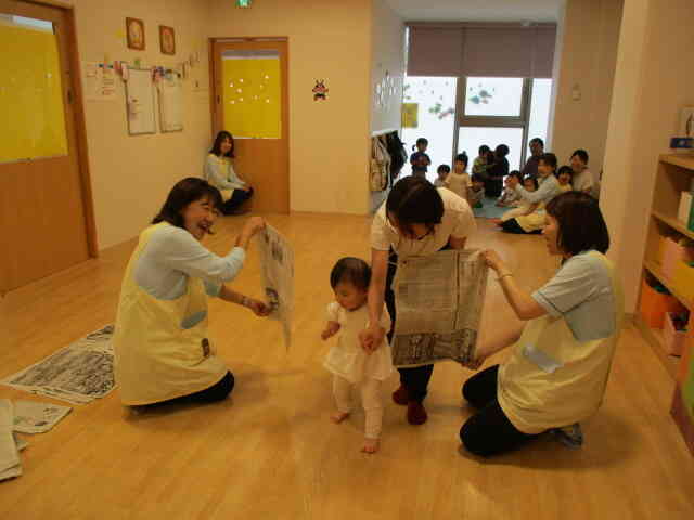 新聞紙だって子どもにとっては楽しい遊びになります！！